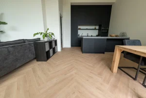 Floer-Walvisgraat-PVC-vloer-Gaia-Grijsbeige-interieur-woonkamer