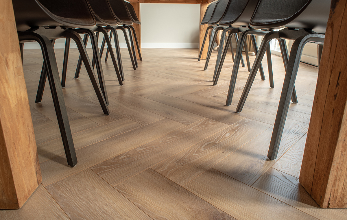 Floer-Visgraat-Laminaat-Natuur-Eiken-Vloer-sfeer-10-1-visgraat-laminaat-vs-pvc
