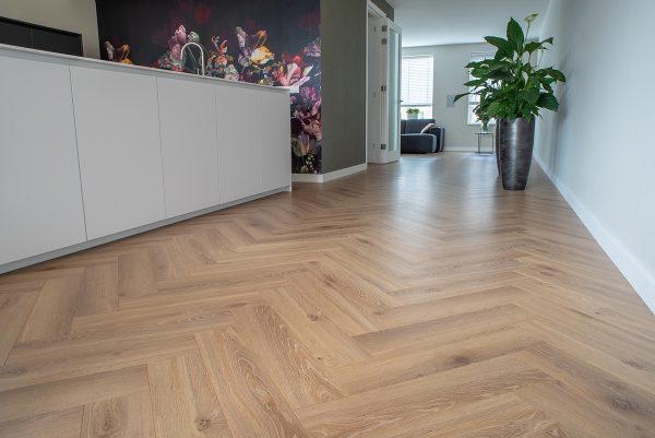 Floer-boden-Floer-Walfischgrät-Laminat-Boden-Braun-Eiche-Perspektive-Detail