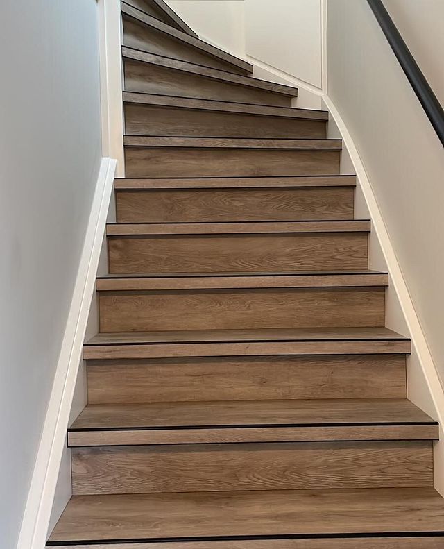 PVC-op-trap-dorpen-genhout-grijs-trap-bekleden-met-pvc-lijmresten-verwijderen