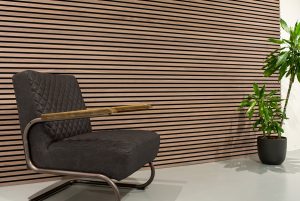 Floer-Akupanel-XL-Wandpaneel-Lichtbruin-Noten-Horizontaal-1-een-akupanel-rondom-de-haard-de-interieur-trends-van-2024-vloeren