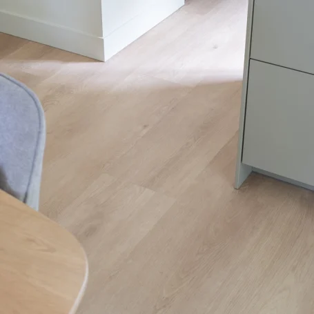 Floer Landhaus Klick Vinyl Boden Verwitterte Eiche Wohnzimmer