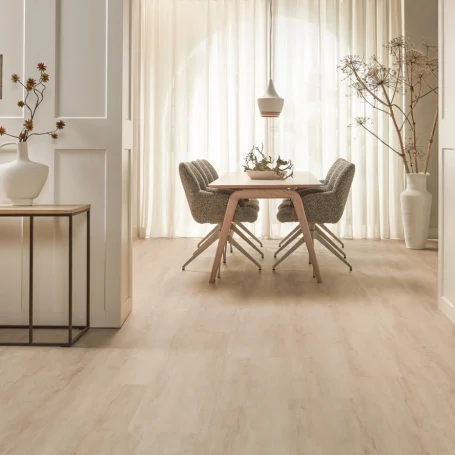 Floer Landhaus Klick Vinyl Creme Eiche das Wohnzimmer