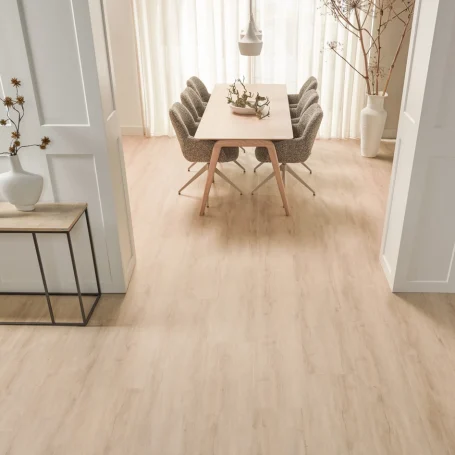Floer Landhaus Klick Vinyl Creme Eiche das Wohnzimmer