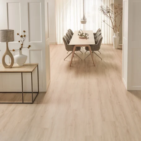 Floer Landhaus Klick Vinyl Creme Eiche das Wohnzimmer