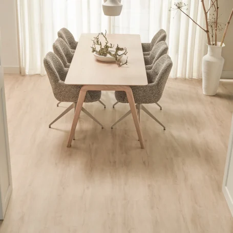 Floer Landhaus Klick Vinyl Creme Eiche das Wohnzimmer