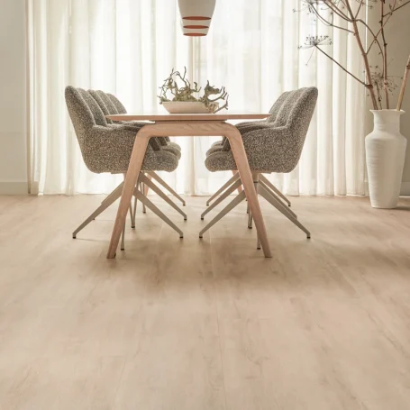 Floer Landhaus Klick Vinyl Creme Eiche das Wohnzimmer