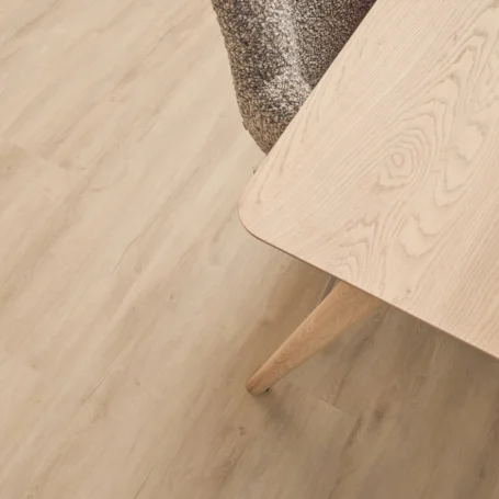 Floer Landhaus Klick Vinyl Creme Eiche das Wohnzimmer
