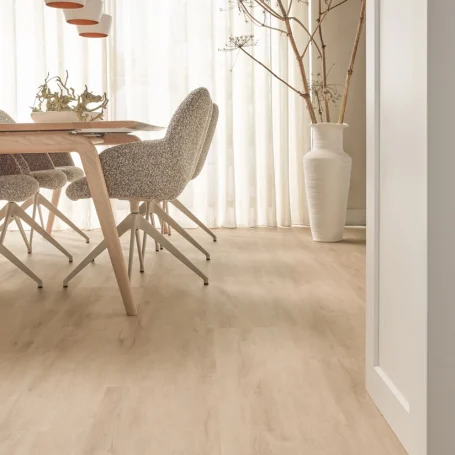 Floer Landhaus Klick Vinyl Creme Eiche das Wohnzimmer
