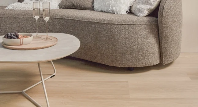 Floer Landhaus Vinyl Natur Eiche das Wohnzimmer